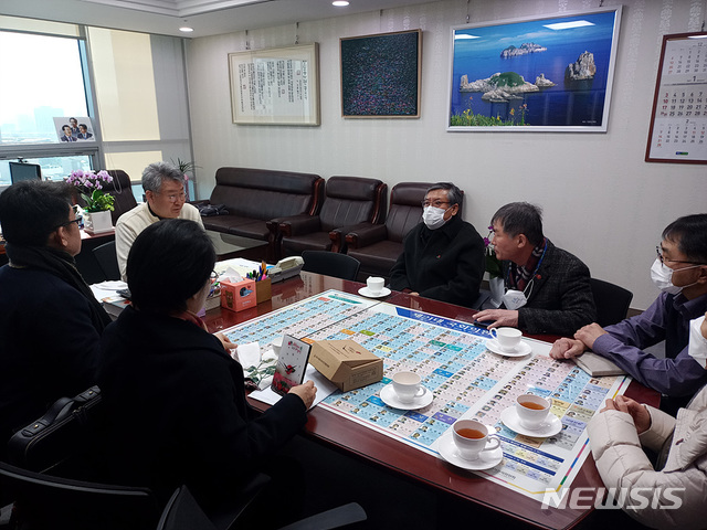 전남 여수시에서 구성한 6명의 '여순사건 홍보단'이 19일 국회 김회재 의원실을 방문해 여순사건 특별법의 조속한 제정을 촉구하고 있다.
