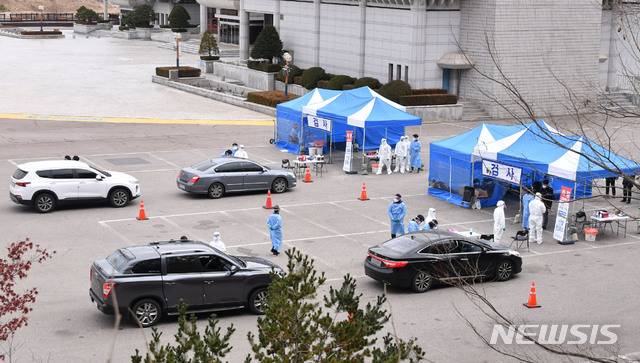 [삼척=뉴시스]장경일 기자 = 강원 삼척시에서 최근 코로나19 확진자가 잇따라 발생함에 따라 22일 문화예술회관 앞 광장에 설치된 선별진료소에서 선제 진단검사가 실시되고 있다. (사진=삼척시청 제공) 2021.01.22. photo@newsis.com