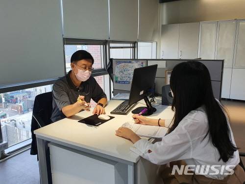 [서울=뉴시스] 서울 성동구 신중년 컨설턴트. (사진=성동구 제공) 2021.01.22. photo@newsis.com
