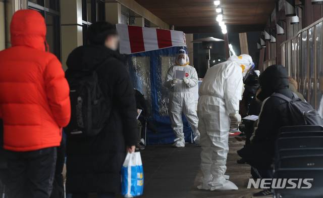 [서울=뉴시스]조수정 기자 = 0시 기준 코로나19 신규확진자 665명으로 사흘 연속 600명대를 기록한 10일 오후 서울 송파구 보건소 코로나19 선별진료소에서 시민들이 검사를 받기 위해 기다리고 있다. 2021.01.10. chocrystal@newsis.com