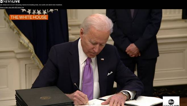 바이든 대통령이 21일 10건의 행정명령에 서명중이다. ABC 캡처