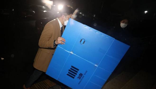 위법성 논란이 불거진 김학의 전 법무부 차관 출국금지 사건을 수사 중인 검찰이 지난 21일 과천정부청사에서 법무부를 상대로 압수수색하며 물품박스를 가지고 들어가고 있다. 연합뉴스