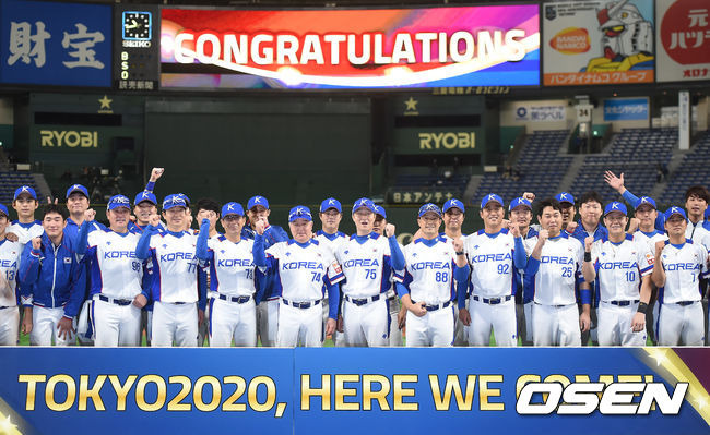 [OSEN=도쿄(일본), 곽영래 기자] 김경문 감독이 이끄는 15일 일본 도쿄돔에서 열리는 ‘2019 WBSC 프리미어 12’ 슈퍼라운드 3차전 멕시코와의 경기에서 7-3으로 승리했다.한국은 7-3으로 이날 경기를 잡으면서 결승 진출 확정과 함께 올림픽 진출 티켓을 잡았다. 동시에 초대 대회에 이어 대회 2연패 전망을 밝히면서 ‘야구 강국’의 자존심을 한 번 더 지킬 수 있게 됐다.도쿄 올림픽 진출과 결승 진출을 이룬 대표팀이 포토타임을 갖고 있다. /youngrae@osen.co.kr