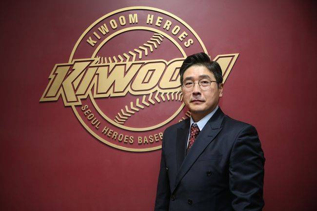 키움 히어로즈(대표이사 허홍)는 오는&nbsp;25일&nbsp;오후&nbsp;1시 서울 고척스카이돔 구단 사무실에서 제6대 감독으로 선임 된 홍원기 신임 감독의 온라인 취임식을 개최한다. ⓒ 키움 히어로즈