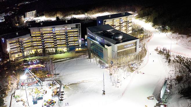 하늘에서 본 하이원리조트 야경. 거리두기 우려가 무색할 만큼 여유로운 슬로프 상황이다.