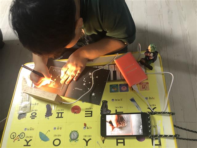 서울 송파구의 한 아동이 온라인을 활용해 온택트 체험활동에 참여하고 있다.송파구 제공