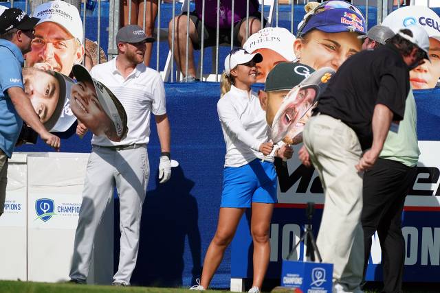 지난해 다이아몬드 리조트 토너먼트 오브 챔피언스 당시 대니엘 강이 티잉 구역에서 동반자들과 대화를 나누며 웃고 있다./사진제공=박태성 골프전문 사진기자