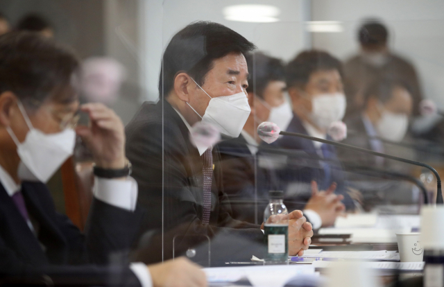 김진표(왼쪽 두번째) 국가경제자문회의 의장이 22일 서울 은행회관에서 열린 간담회에서 모두발언을 하고 있다. /성형주 기자