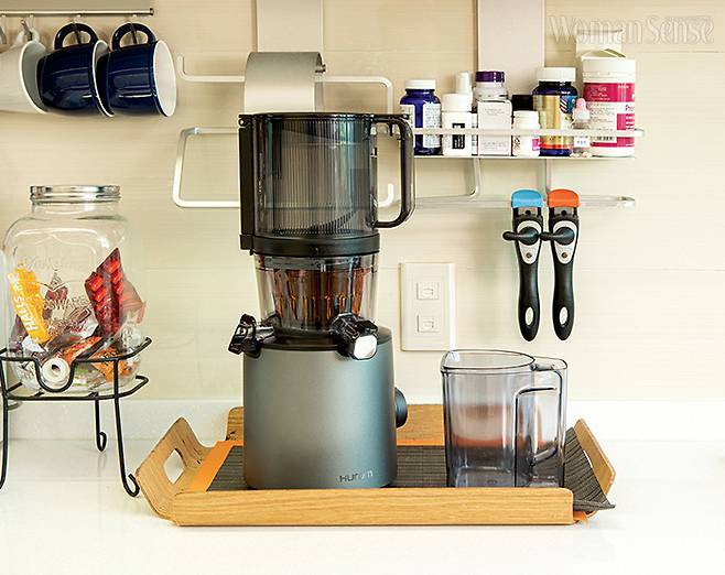 그녀는 매일 아침 휴롬 더(THE) 이지 착즙기를 이용해 과일&채소 주스 한 잔을 마신다.