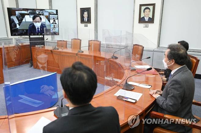 플랫폼기업 상생협력 화상간담회에서 발언하는 강성천 중소벤처기업부 차관 (서울=연합뉴스) 하사헌 기자 = 강성천 중소벤처기업부 차관(화면)이 22일 오후 서울 여의도 국회에서 열린 더불어민주당 플랫폼기업 상생협력을 위한 화상간담회에서 발언을 하고 있다.  toadboy@yna.co.kr