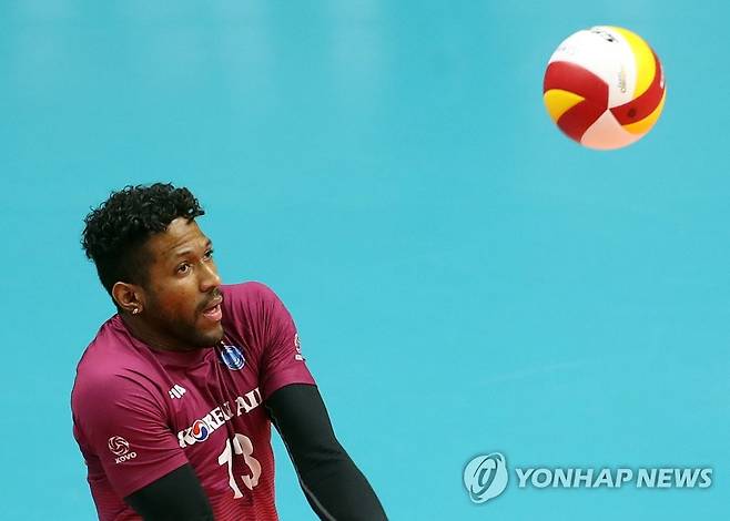 공 약하게 넘기는 요스바니 에르난데스 (안산=연합뉴스) 임헌정 기자 = 22일 오후 경기 안산 상록수체육관에서 열린 2020-2021 프로배구 V리그 남자부 OK금융그룹-대한항공 경기.      대한항공 새 외국인 선수 요스바니 에르난데스가 공을 약하게 넘기고 있다. 2021.1.22 kane@yna.co.kr