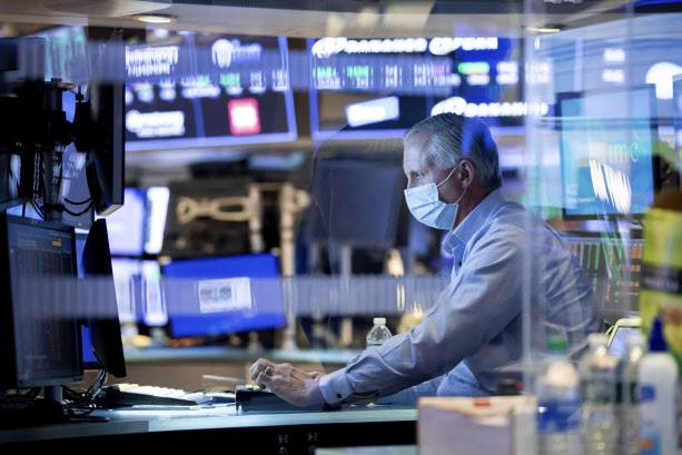 미국 뉴욕의 증권거래소에서 한 트레이더가 업무를 보고 있다. (사진=AP/연합뉴스 제공)