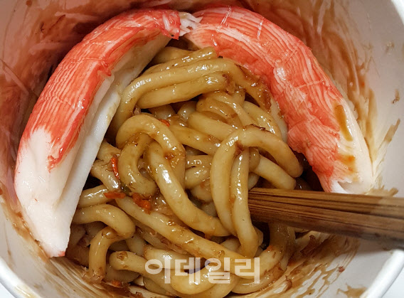 완성된 ‘간장마요면’은 기호에 따라 맛있게 먹어주면 된다. 기자는 뭔가 허전한 마음에 동원이 출시한 제품 ‘더킹 랍스터’ 맛살을 함께 넣어서 먹었다. 궁합이 꽤 괜찮았다.(사진=김범준 기자)