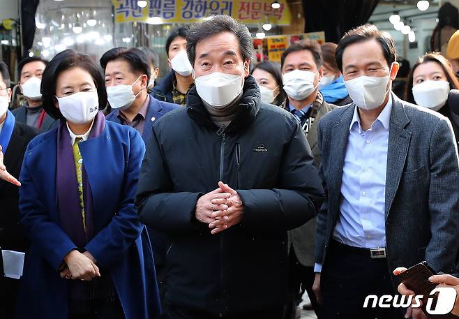 23일 오전 서울 중구 남대문시장에서 더불어민주당 이낙연 대표와 서울시장 보궐선거 경선에 나서는 우상호 의원, 박영선 전 중소벤처기업부 장관이 코로나19 민생현장 릴레이 방문을 하고 있다. 2021.1.23/뉴스1 © News1 이동해 기자