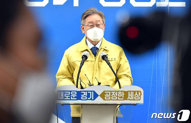 이 지사는 23일 “전 세계가 확장재정정책에 나서는데 안 그래도 너무 건전해서 문제인 재정건전성 지키겠다고 국가부채 증가 내세우며 소비지원, 가계소득지원 극력 반대하니 안타깝다”고 밝혔다./뉴스1 © News1 경기사진공동취재단