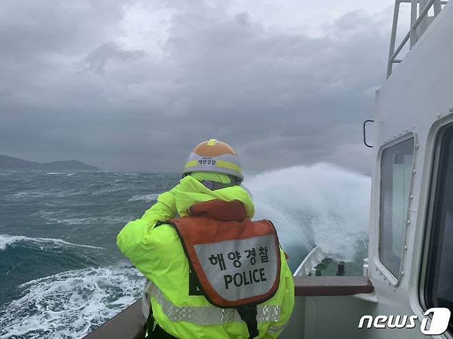 통영해경 경비함정 512함이 23일 오후 거제시 갈곶도 남동방 해상 침수선박 사고현장에 출동해 승선원을 수색하고 있다.(통영해경 제공)2021.1.23./뉴스1 © News1