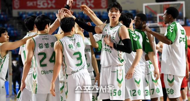 DB 선수들이 20일 잠실학생체육관에서 열린 2020-2021 프로농구 서울SK와 원주DB  경기 후 하이파이브를 하며 승리를 자축하고 있다.  잠실학생 | 최승섭기자 thunder@sportsseoul.com