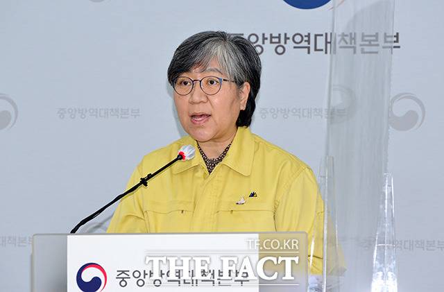 최근 국내 신종 코로나바이러스 감염증(코로나19) 확진자가 다소 줄어드는 추세를 유지하며 사회적 거리두기 2단계 기준을 충족하는 수준으로 내려왔지만 당국은 여전히 단계 하향에 유보적인 모습이다. 사진은 정은경 질병관리청장. /질병관리청 제공