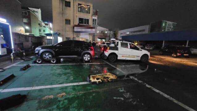 23일 오후 7시께 견인차량과 연결된 대구 달서 현대차 코나 전기차 화재 사고 차량. 차량 인근에는 화재 사고로 인해 분리된 뒷좌석 엉덩이 받이 일부분이 보인다. (사진=독자 김종호씨 제공)