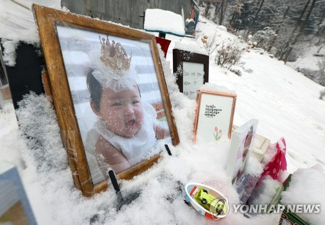 묘소에 놓인 정인이 사진ⓒ연합뉴스