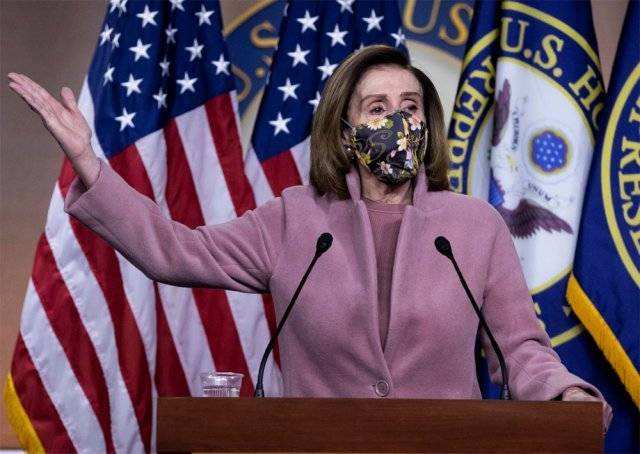 낸시 펠로시 미국 하원의장이 21일(현지 시간) 워싱턴 국회의사당에서 기자회견을 하고 있다. 워싱턴=신화 뉴시스