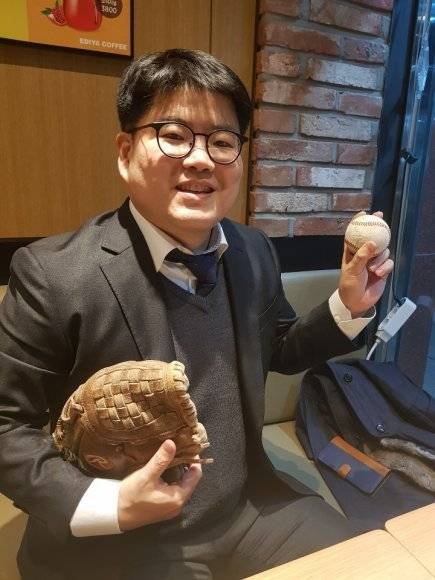 이종훈 판사가 서울 서초구 서초동 한 카페에서 포즈를 취했다.