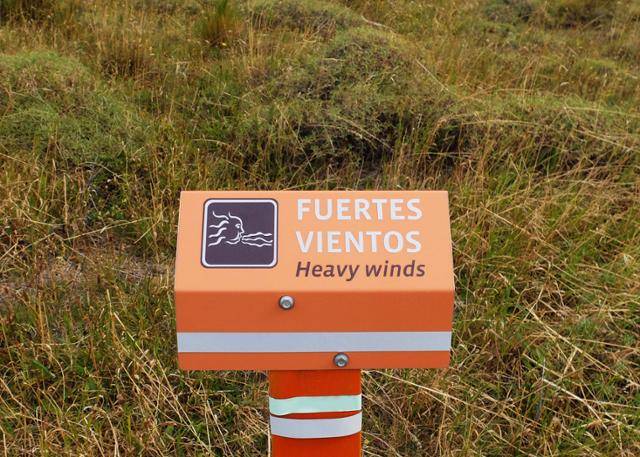 위트를 가미한 완벽한 표지판. 바람의 신이 너를 물리칠지도 모를 거란 아이콘이 기막히다. ⓒ강미승