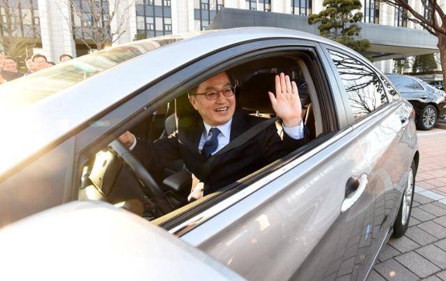 2018년 12월 10일 김동연 전 경제부총리가 자신의 페이스북에 올린 사진으로, 이날 퇴임한 김 전 부총리가 직원들에게 인사하며 떠나고 있다. 김동연 페이스북 캡처