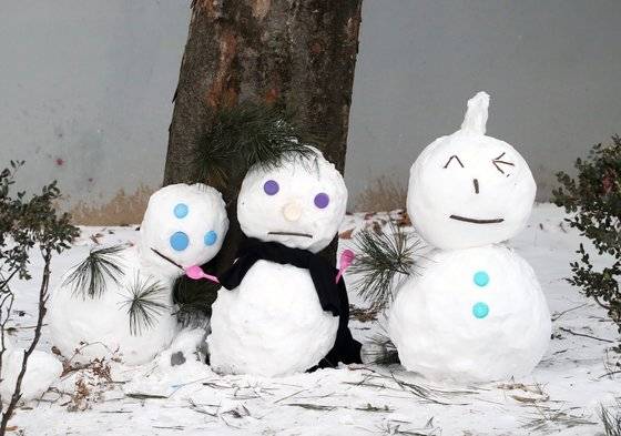 7일 오전 서울 시내의 한 아파트에서 주민이 만든 눈사람이 세워져 있다. 뉴스1