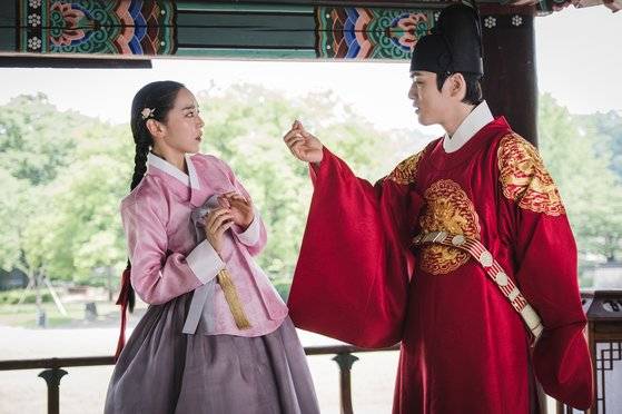 중전 김소용(신혜선)과 안 맞는 듯 하면서도 잘 맞는 독특한 케미를 선보인다. [사진 tvN]