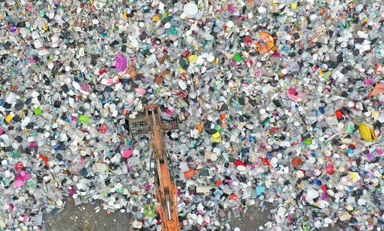 지난해 6월 경기도 수원시 자원순환센터에서 수거된 폐플라스틱 등 재활용품이 쌓여있다. 뉴스1