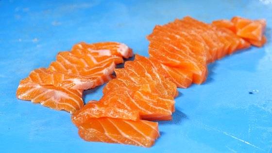 강원도 환동해본부 한해성수산자원센터에서 양식 연구 중인 대서양연어의 속살이 선홍색을 띠고 있다. 왕준열PD