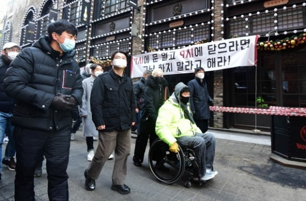안철수 국민의당 대표가 지난 20일 서울 용산구 이태원 일대를 찾아 지역 상인들, 이태원에서 가게를 운영 중인 가수 강원래 씨 등과 상권 점검을 하고 있다. /사진=뉴스1