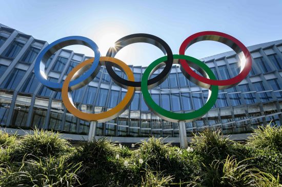 스위스 로잔에 있는 IOC 본부 건물 앞의 오륜 조형물 모습. 연합뉴스