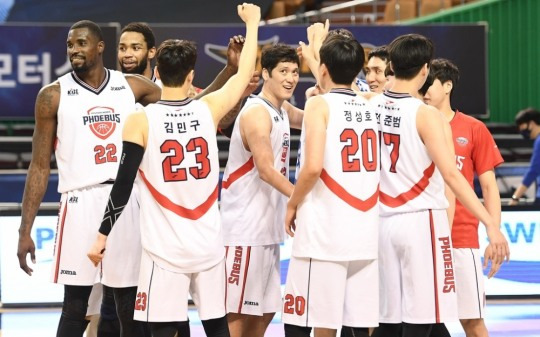 23일 삼성을 제압하고 팀 700승을 달성한 현대모비스 선수들.  
[KBL 제공]