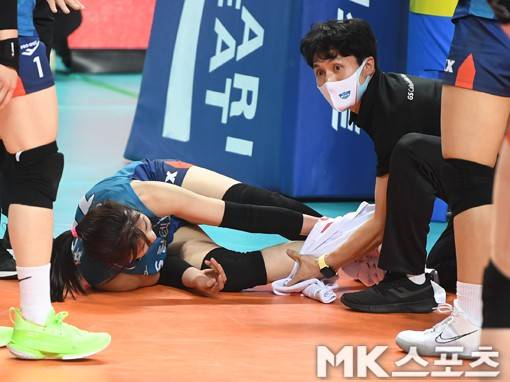 극심한 고통을 참고 있다.