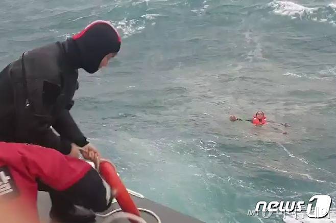 (거제=뉴스1) 강대한 기자 = 23일 오후 3시57분쯤 경남 거제시 남부면 갈곶도 남동쪽 약 1.1㎞(0.6해리) 바다에서 대형선망 A호(339톤)가 침수돼 해경이 탑승원을 구조하고 있다.(통영해경 제공)2021.1.23./뉴스1