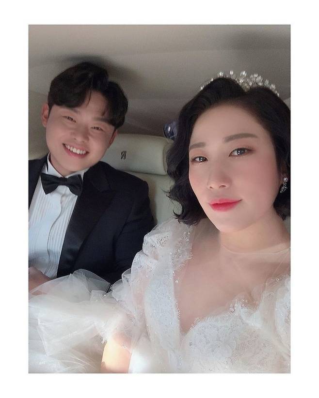 Gag woman Kim Yeong-hee showed her excitement toward the wedding ceremony with Yoon Seung-yeol.Kim Young-hee posted a picture on his instagram on January 23 with an article entitled Thank you for the Wedding Hall in a wedding car.Kim Young-hee in the public photo is looking at the camera with her husband Yoon Seung-yeol in a wedding car that was burned by an acquaintances event.Kim Young-hees beauty, which revealed the appearance of the wedding dress, is admirable.Kim Young-hee rings a wedding march with Yoon Seung-yeol, a 10-year-old baseball player, at a wedding hall in Gangnam, Seoul.The wedding society is played by comedian Park Young-jin, and the celebrations are performed by musical actors Bae Da-hae and Kim Ho-young.newsen hanna