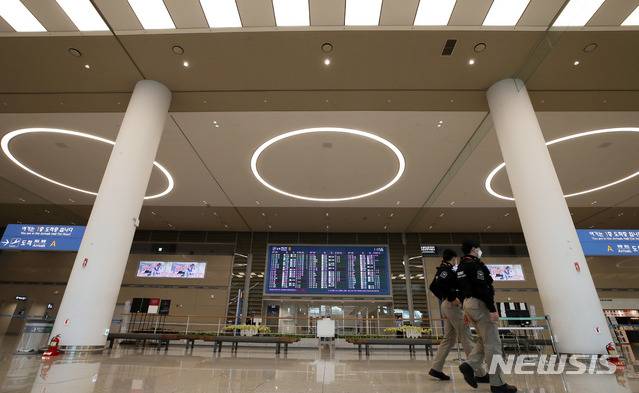 [인천공항=뉴시스] 고범준 기자 = 지난해 3월 인천국제공항 제2터미널 입국장에서 특수경비대원들이 순찰 근무를 하고 있다. 2021.01.23. bjko@newsis.com