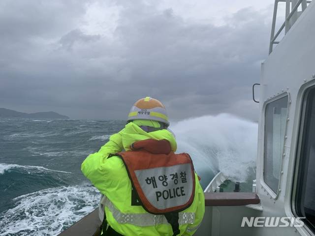 [통영=뉴시스] 신정철 기자= 경남 통영해양경찰서는 23일 오후 3시 47분께 거제시 남부면 갈곶도 인근 해상에서 침몰(추정)된 339t급 대형선망어선의 승선원 10명 가운데 구조못한 3명의 선원 구조에 구조세력(함정 15여척, 항공기 2기), 해군(함정 3척, 항공기 1기)를 현장으로 급파해 해상을 수색하고 있다.(사진=통영해경 제공).2021.01.23. photo@newsis.com