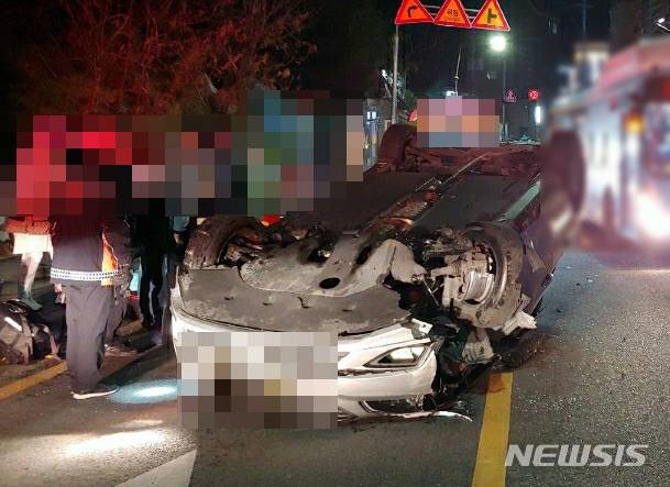 [부산=뉴시스] 부산 기장군의 한 도로에서 전복된 택시. (사진=부산경찰청 제공)