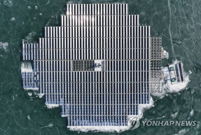 (안성=연합뉴스) 홍기원 기자 = 한파가 물러가고 포근한 날씨를 보인 14일 경기도 안성시 금광저수지에 설치된 수상 태양광 발전소 주변 얼음에 거미줄처럼 금이 가 있다. 2021.1.14
xanadu@yna.co.kr