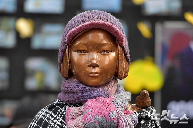 서울 종로구 옛 일본대사관 앞에 놓인 소녀상. 자료사진