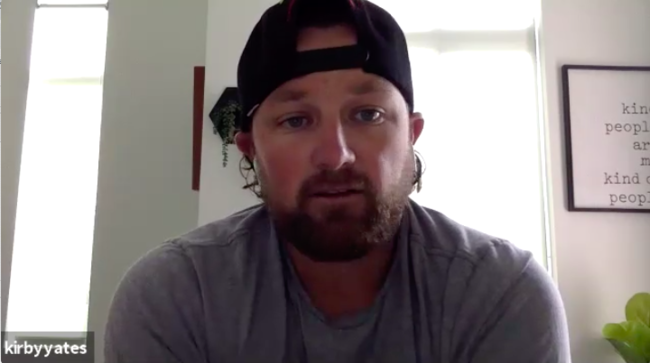 [사진] 화상 인터뷰 중인 커비 예이츠