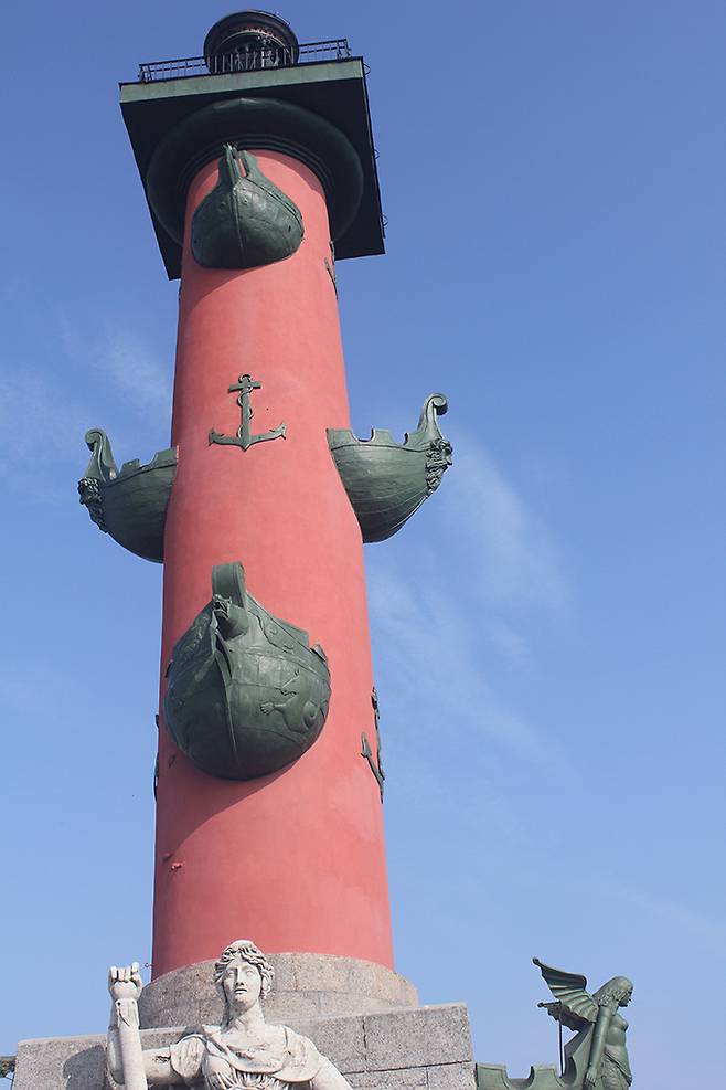 러시아어인줄 알았던 뱃머리 등대는 순수 러시아어가 아닌 라틴어라 한다. 이렇듯 서로 다른 문화가 융합되어 이루어낸 수많은 건축과 예술의 도시, 상트페테르부르크를 즐긴다.