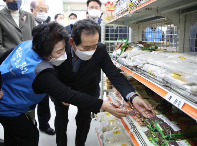 정세균 국무총리가 23일 서울 영등포구청 별관에 코로나19로 경제적 어려움을 느끼는 구민의 생필품 지원을 위해 운영되고 있는 영원(0원)마켓을 방문해 현장을 점검하고 있다. /연합뉴스