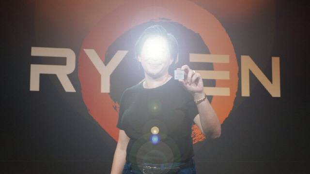 게이머들은 리사 수에 대한 애정을 다양한 합성 사진으로 표현한다. 사진은 리사 수의 얼굴이 뿜어져 나오는 후광으로 인해 가려진 모습. /인터넷 커뮤니티