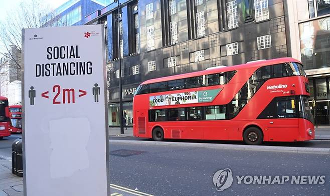 런던 2층 버스와 사회적 거리두기 강조 입간판 [EPA=연합뉴스]