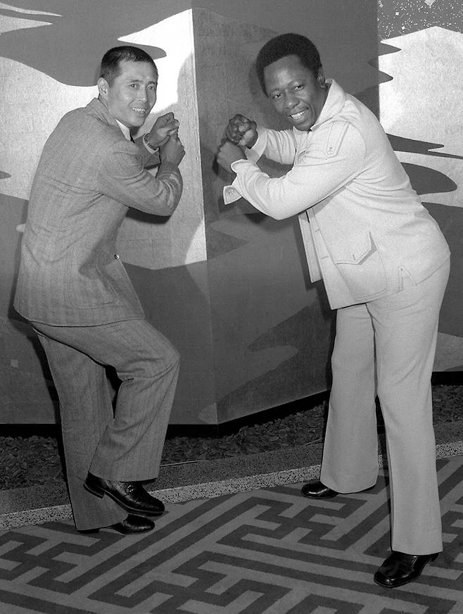 1974년 일본 도쿄에서 기념 촬영을 하는 행크 에런(오른쪽)과 오 사다하루 [교도=연합뉴스 자료사진]