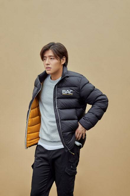 블랙야크 비박다운 화보컷(사진=블랙야크)